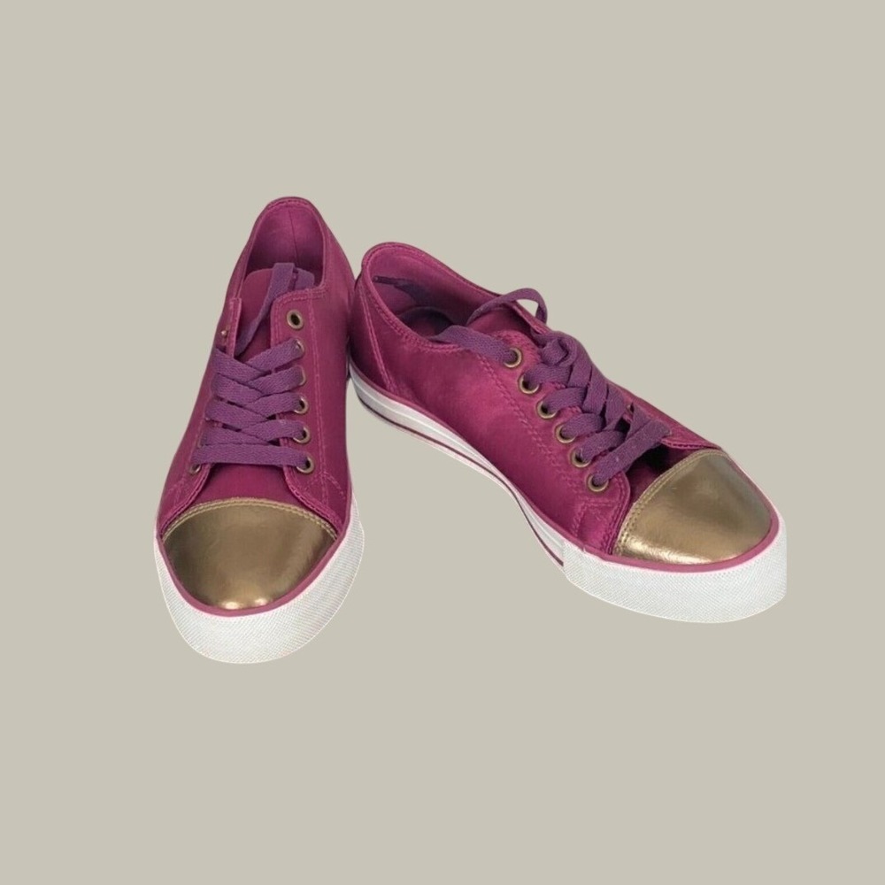 Twiggy London 7.5 M Magenta Canvas Coated Low Top Sneakers Metallic Gold Cap Toe